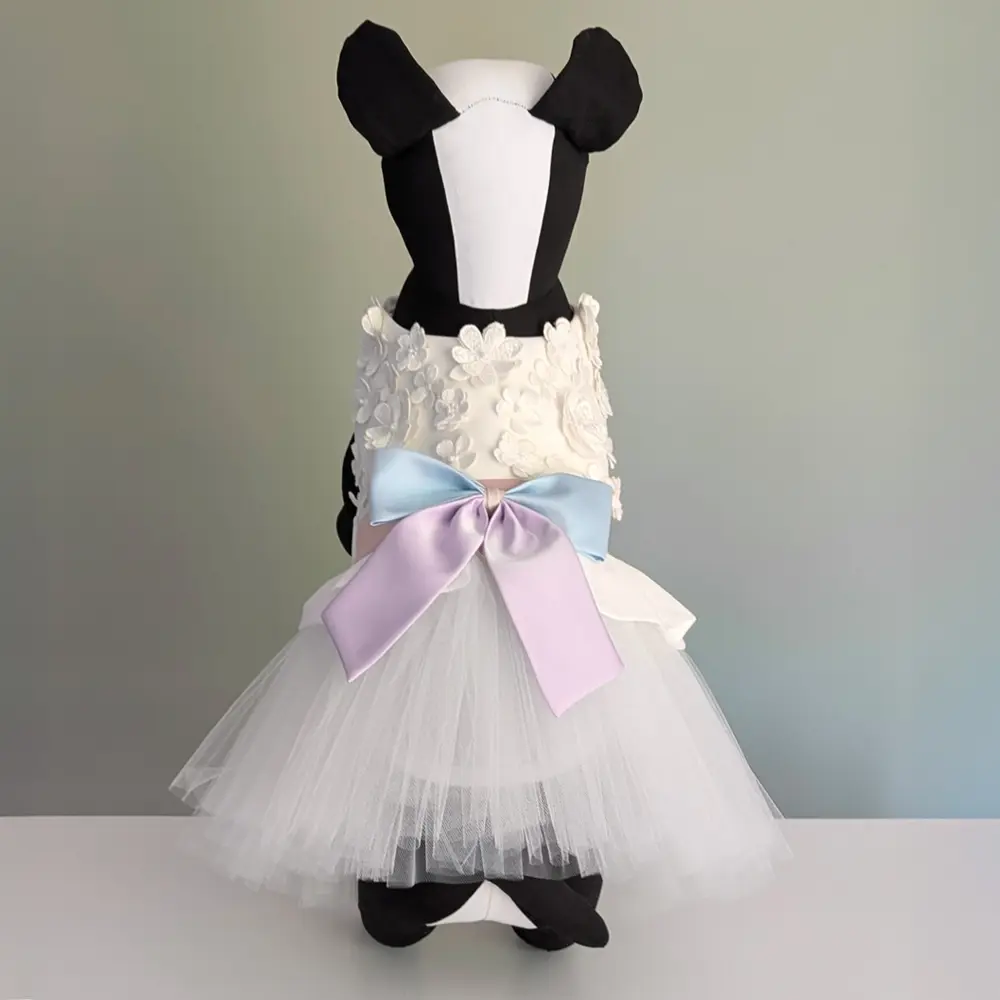 Abito da matrimonio su misura per cane con fiori ricamati originali e fiocco pastello su manichino