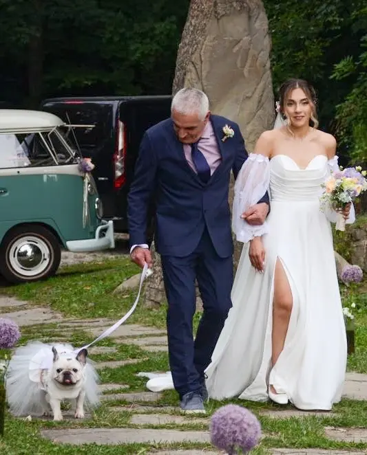 Il bulldog francese accompagna la sposa verso l’altare durante il matrimonio portando le fedi