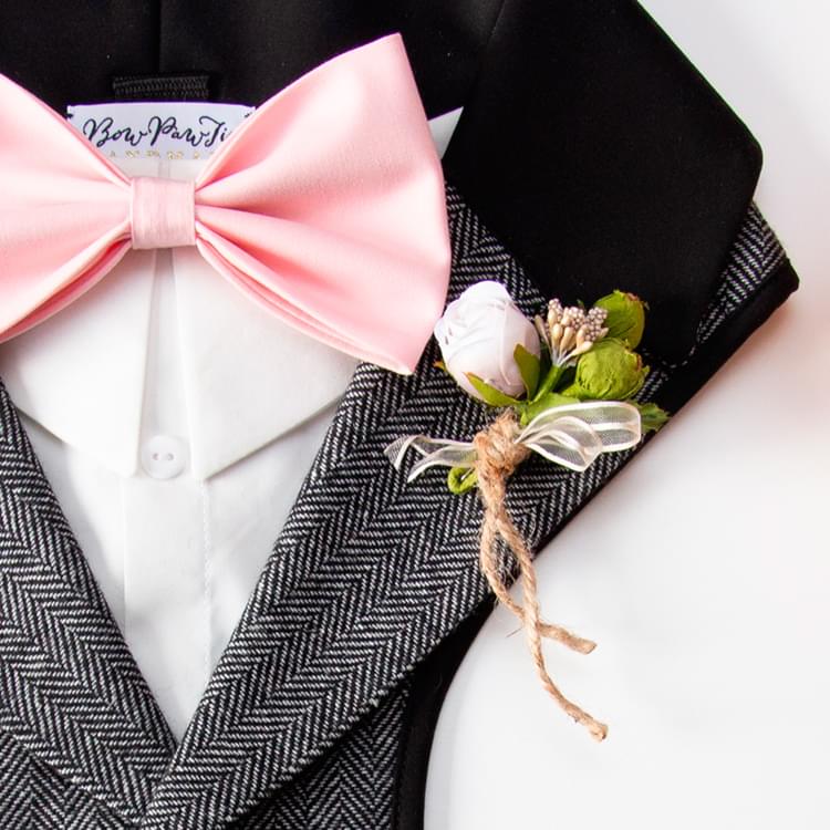 Embellish the harness with a boutonniere